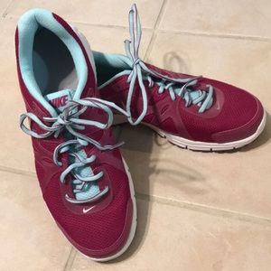 Women’s Nike tennies size 11